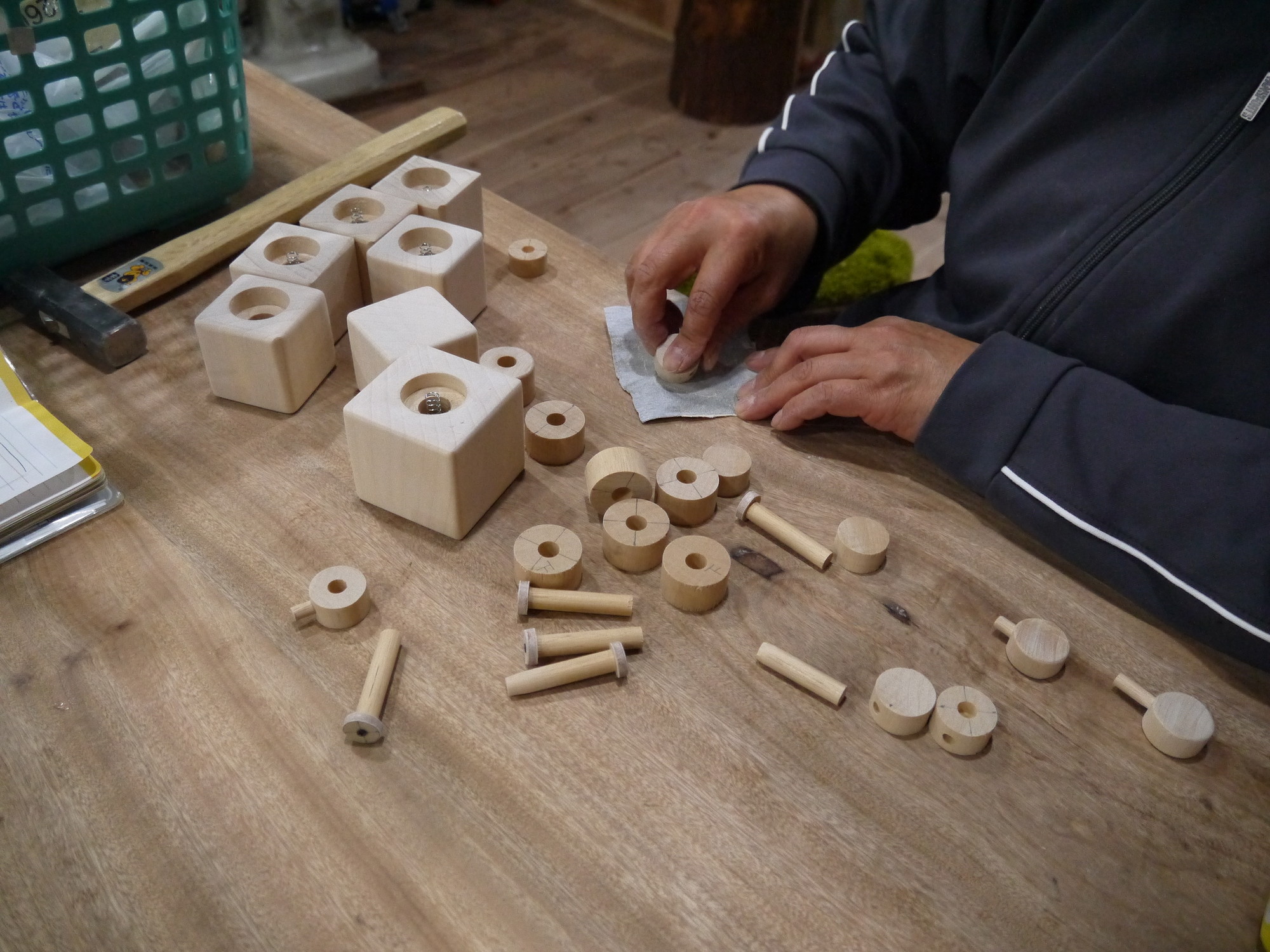 木のおもちゃ作りから 今日の制作風景 木工教室で手作り家具体験 木材販売 カフェ 株 ウッドロード